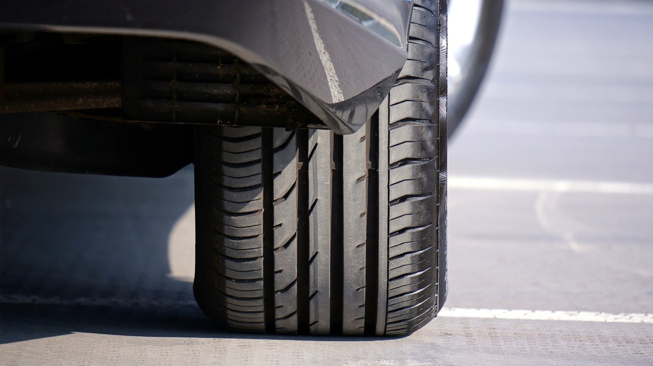 gros plan d'un pneu sur une voiture