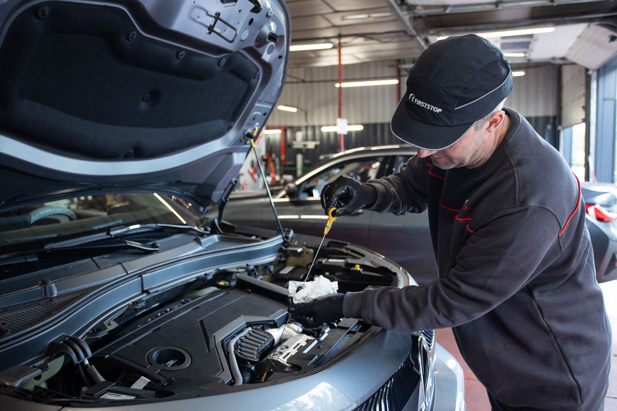 Technicien vérifie l’huile moteur du véhicule