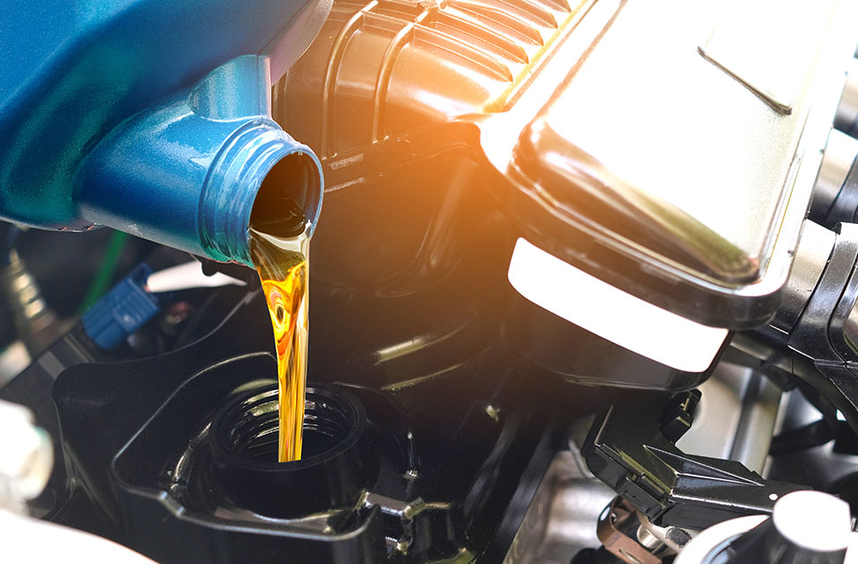 Verser de l'huile dans le moteur d'une voiture