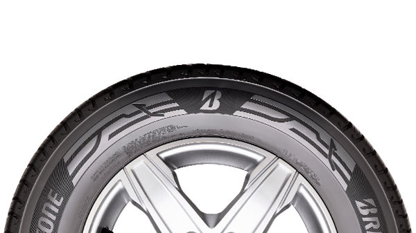 Vue latérale d’un pneu Bridgestone