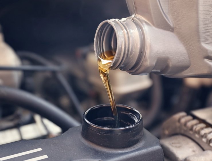 verser de l'huile dans un moteur de voiture
