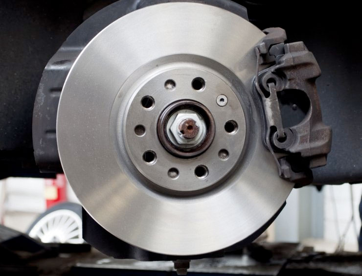 gros plan d'un frein sur un véhicule