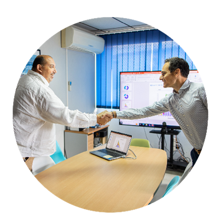 deux personnes se serrent la main 