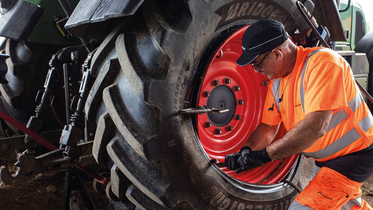 Montage de pneu agricole