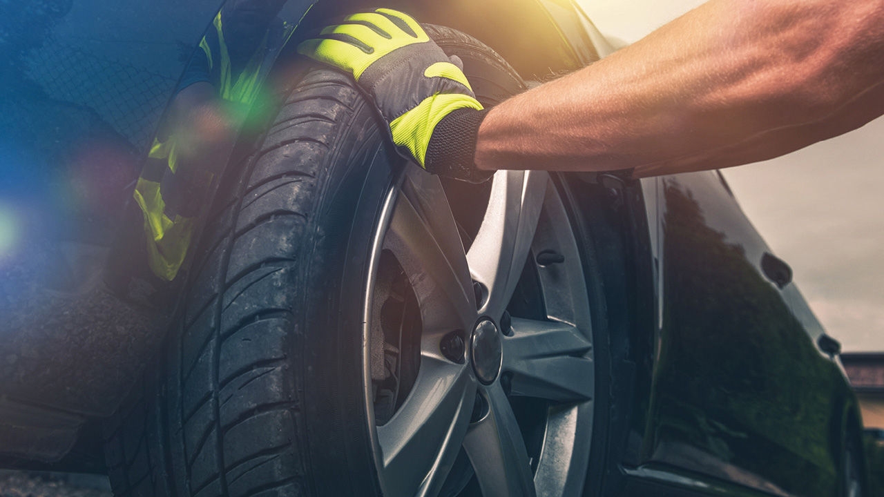 Montage de pneus de voitures