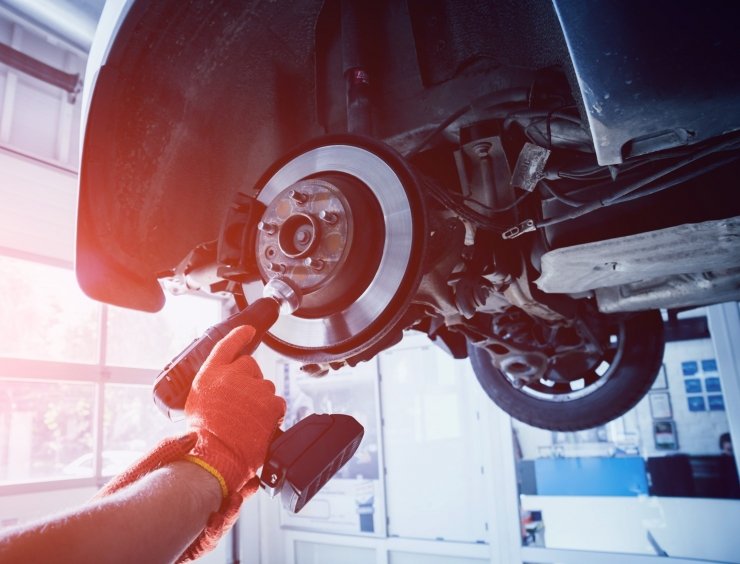 un homme travaillant sur un véhicule dans un garage