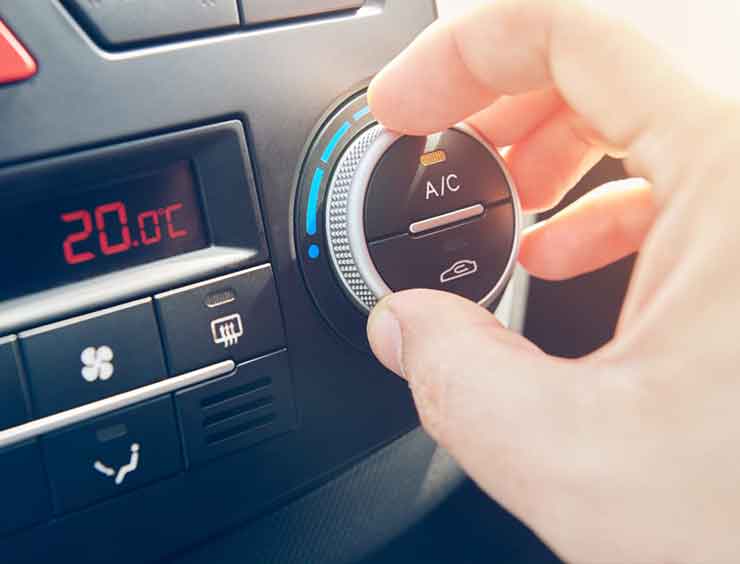 une personne règle la température dans une voiture