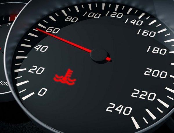 a gros plan d'un compteur de vitesse sur une voiture