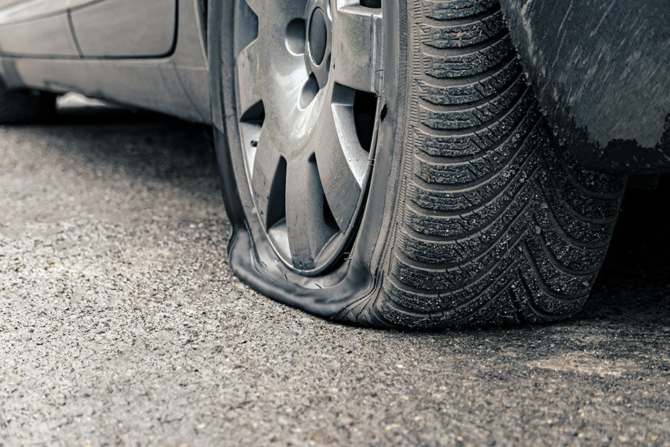 Comment réparer une crevaison d'un pneu de voiture ?