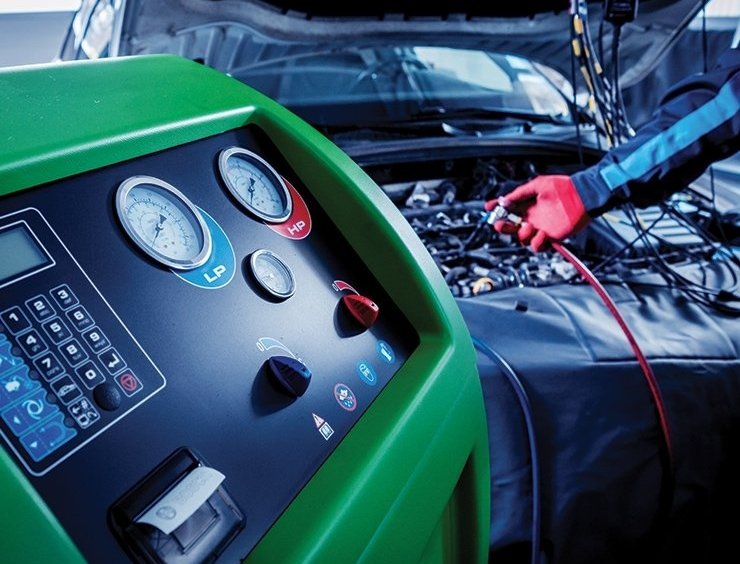 un homme travaillant sur un moteur de voiture