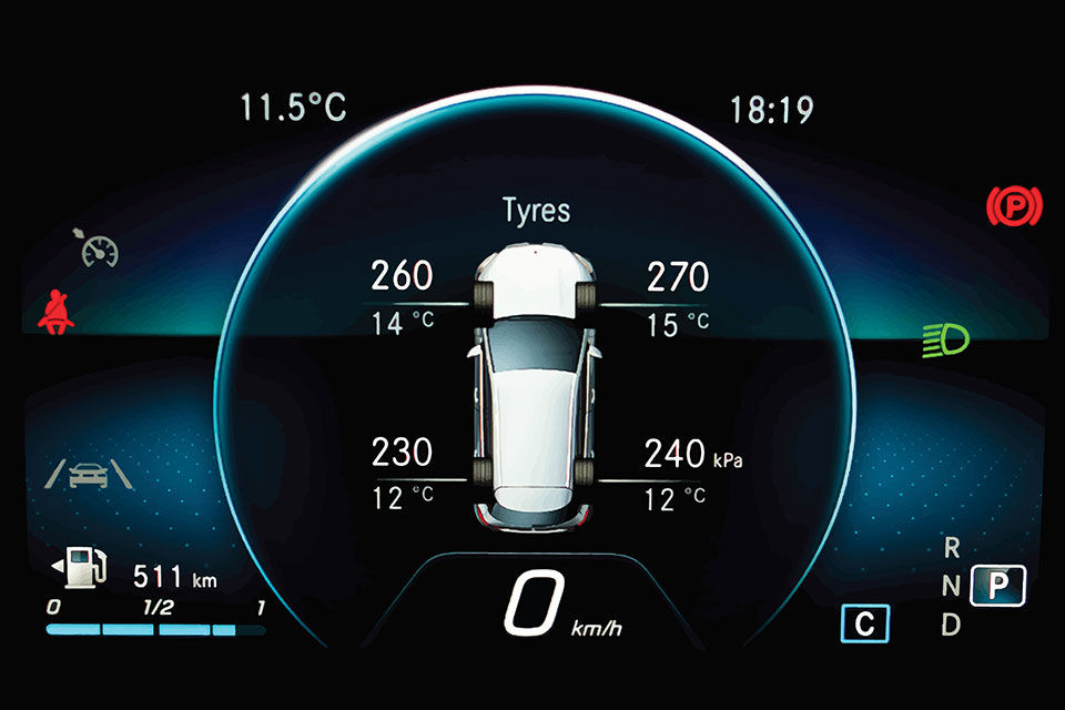 une photo du tableau de bord d'une voiture avec un compteur de vitesse