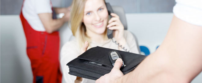 Une femme qui parle au téléphone portable tout en tenant un portefeuille