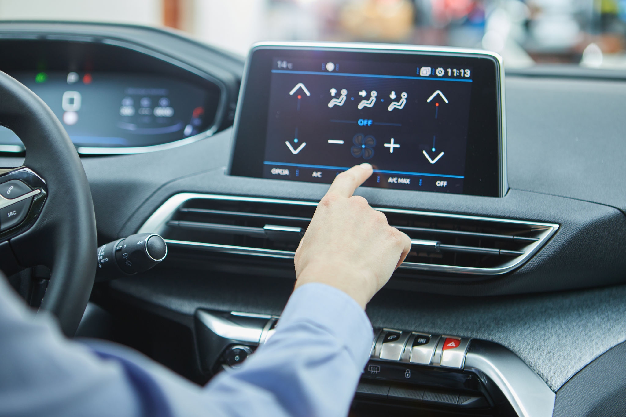 Le conducteur règle la climatisation dans une voiture électrique moderne