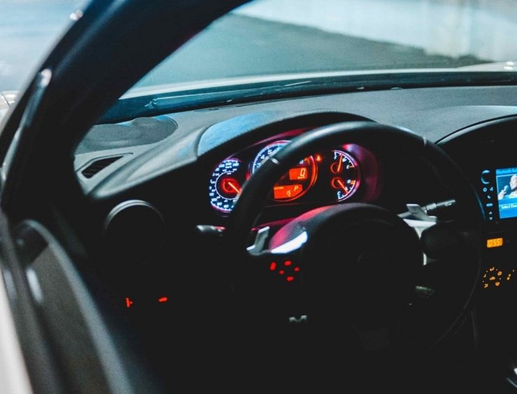 le tableau de bord d'une voiture avec un affichage numérique