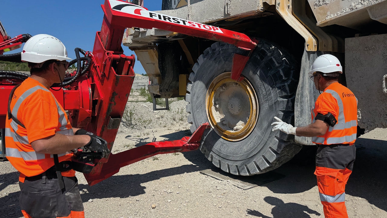 Montage de pneu engin génie civil