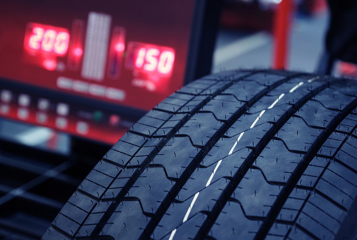 Faut-il monter des pneus neufs à l’avant ou à l’arrière de sa voiture ?