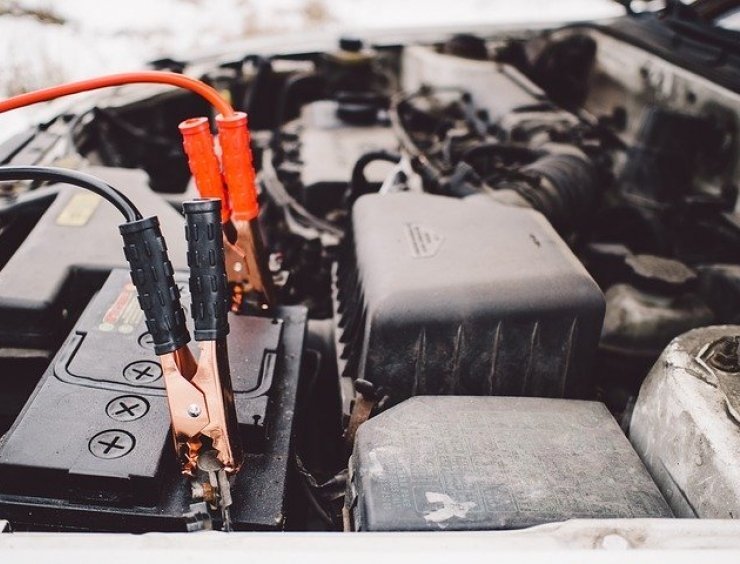 gros plan sur la batterie et les fils d'une voiture