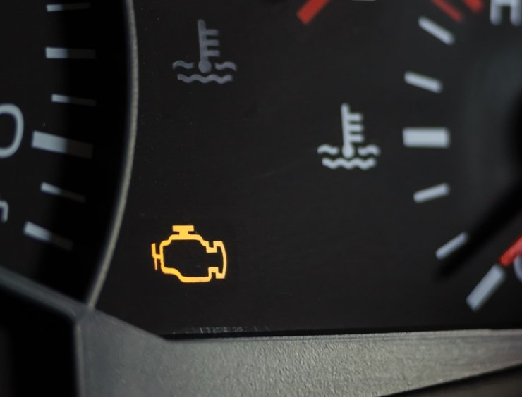 gros plan d'un compteur de vitesse sur une voiture