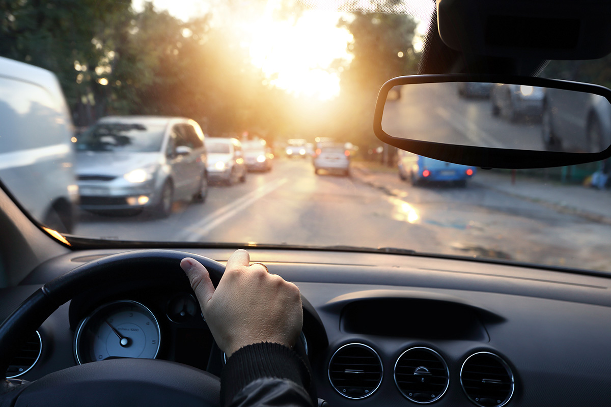 une personne conduisant une voiture dans une rue de la ville